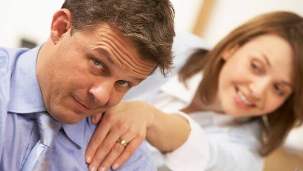 Tìm thấy sự vuốt ve cái tôi mà hôn nhân đang thiếu